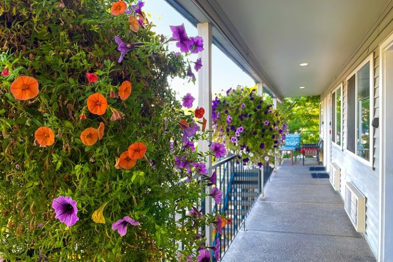 MH Resort City Inn Coeur dAlene ID 006 Exterior Corridor  P 768x512