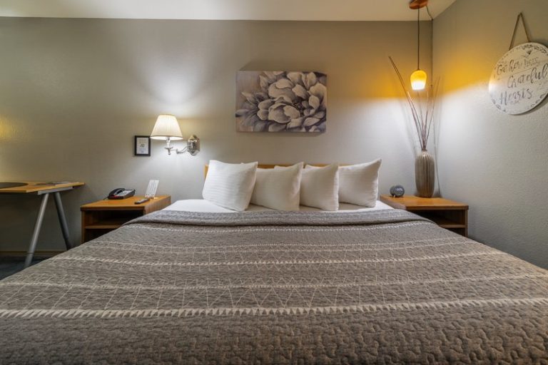 MH Resort City Inn Coeur dAlene ID 009 Standard King 2 We P 768x512
