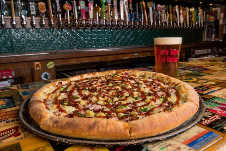 capones pub pizza 768x512